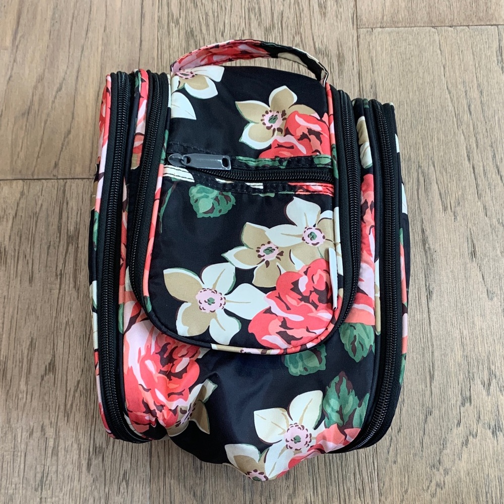 NWOT Narwey Hanging Travel Toiletry Bag - Black With Pink/White Flowers
